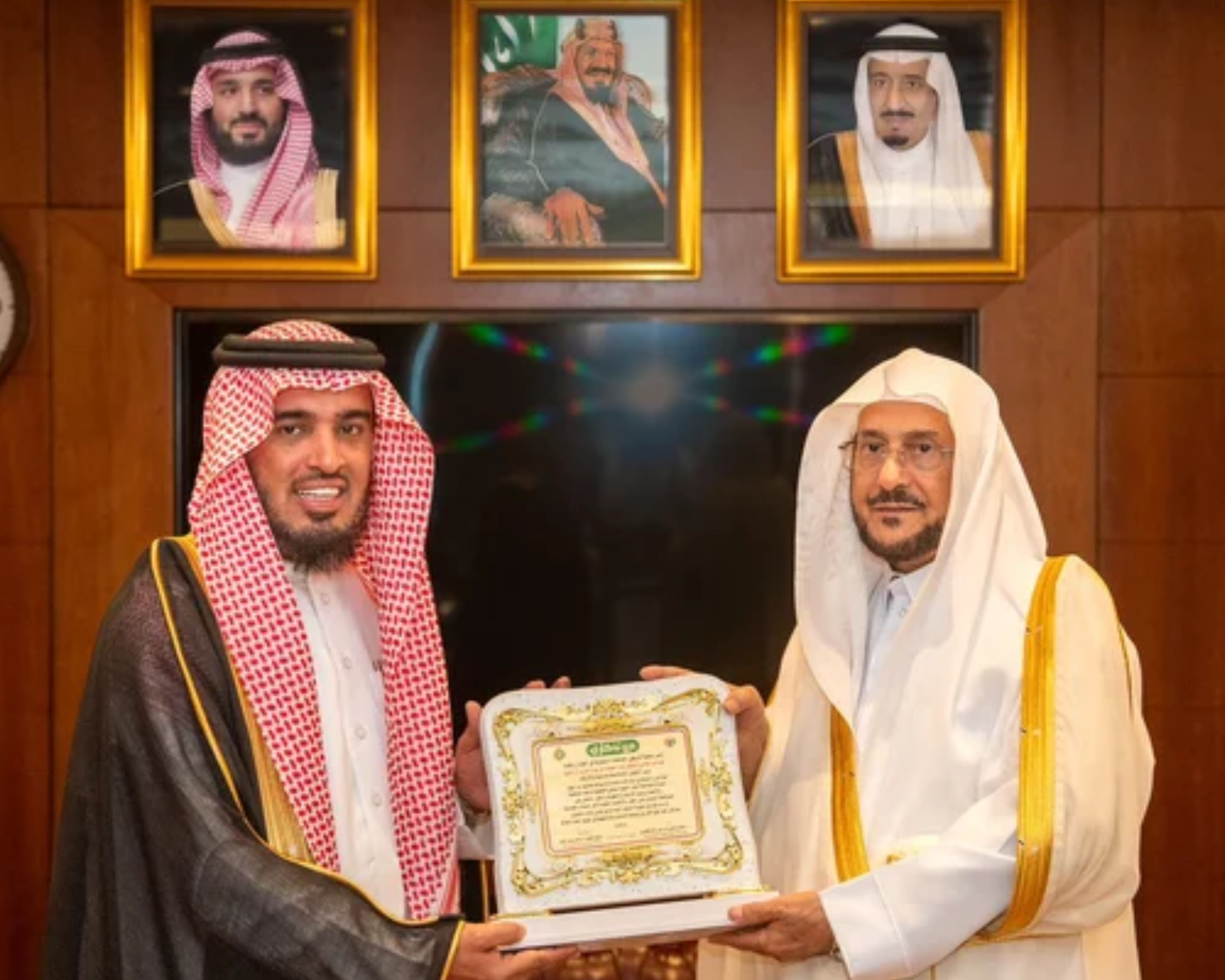 درع تذكاري من  جمعية خريجي الجامعات السعودية  في جمهورية الهند 