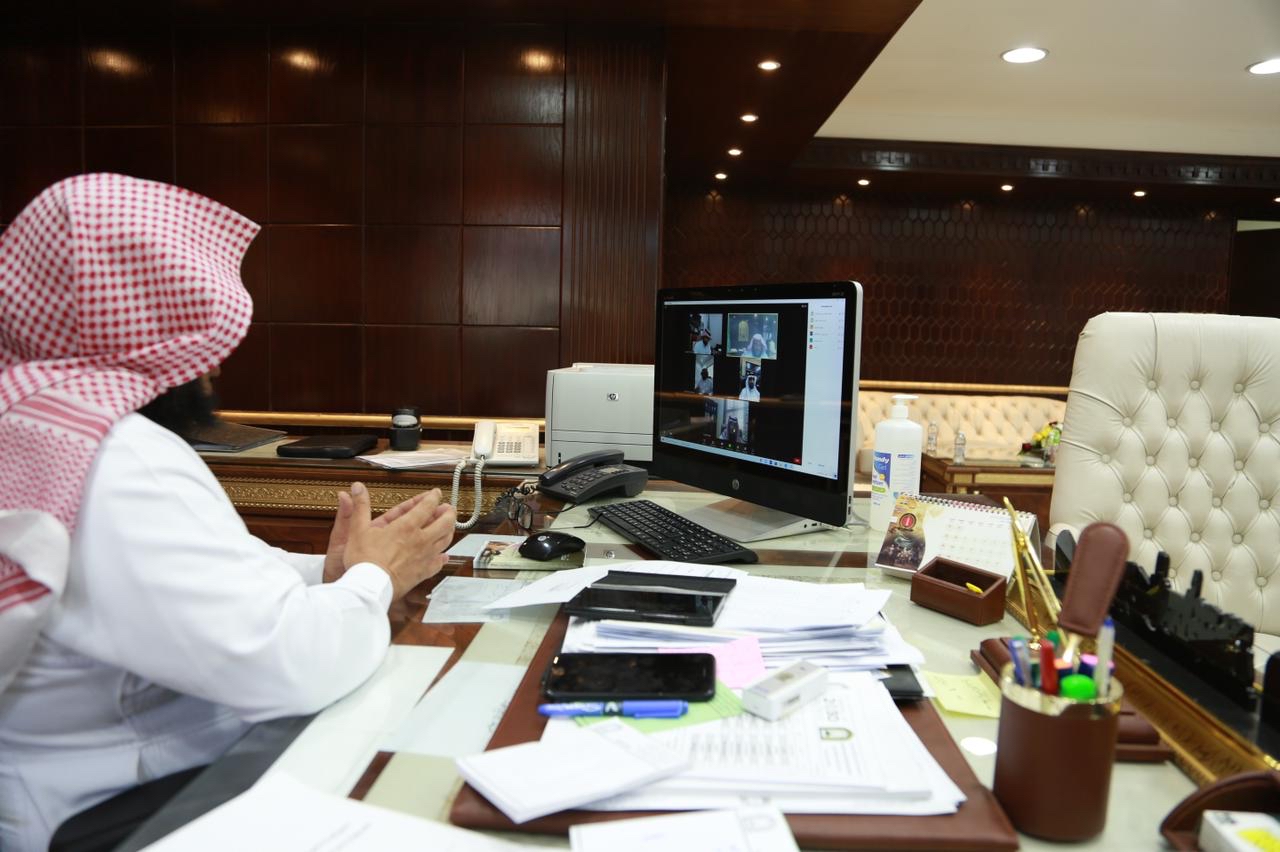 مدير الشؤون الإسلامية بتبوك يعقد اجتماع بمديري المساجد بالمحافظات (2).jpeg