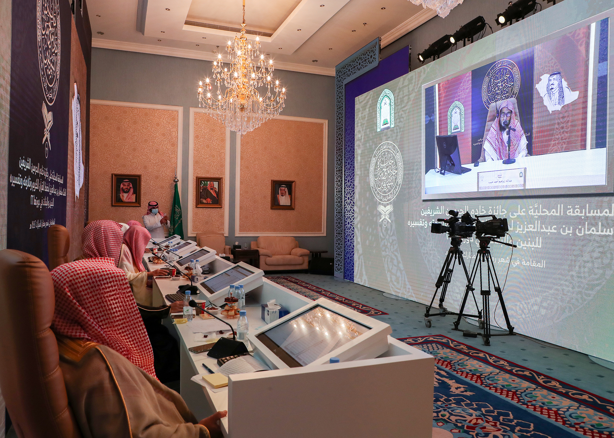 لجنة تحكيم مسابقة الملك سلمان تستمع لتلاوات (24) متسابقاً ومتسابقة في اليوم الثالث من التصفيات النهائية.jpg