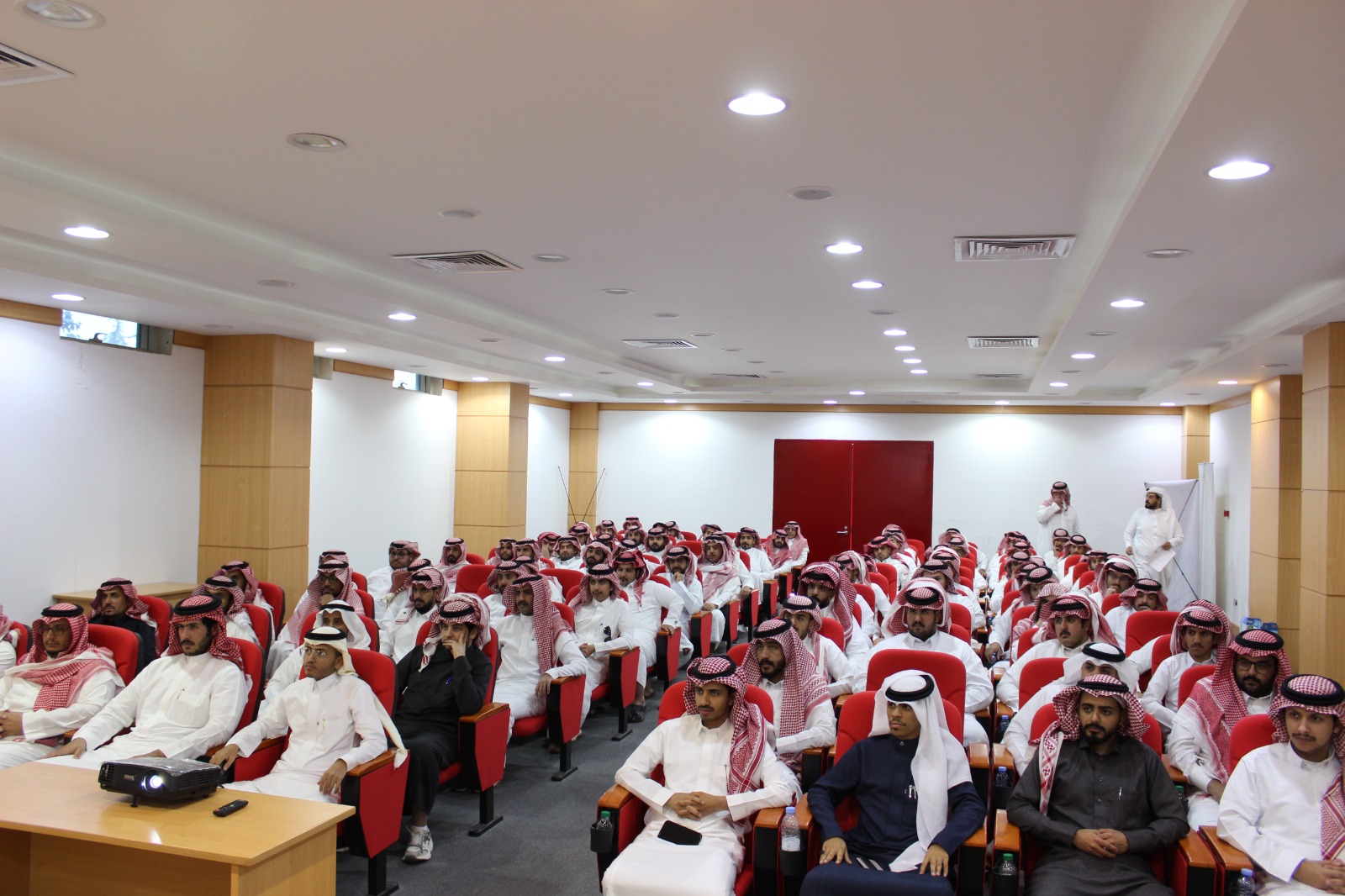لقطات من الندوة  (1).jpg