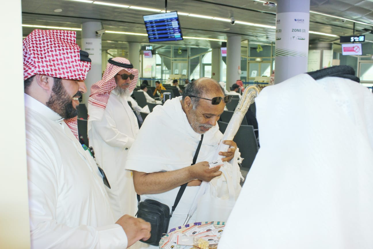 لقطات من مبادرة توزيع حقائب بمطار أبها (2).jfif