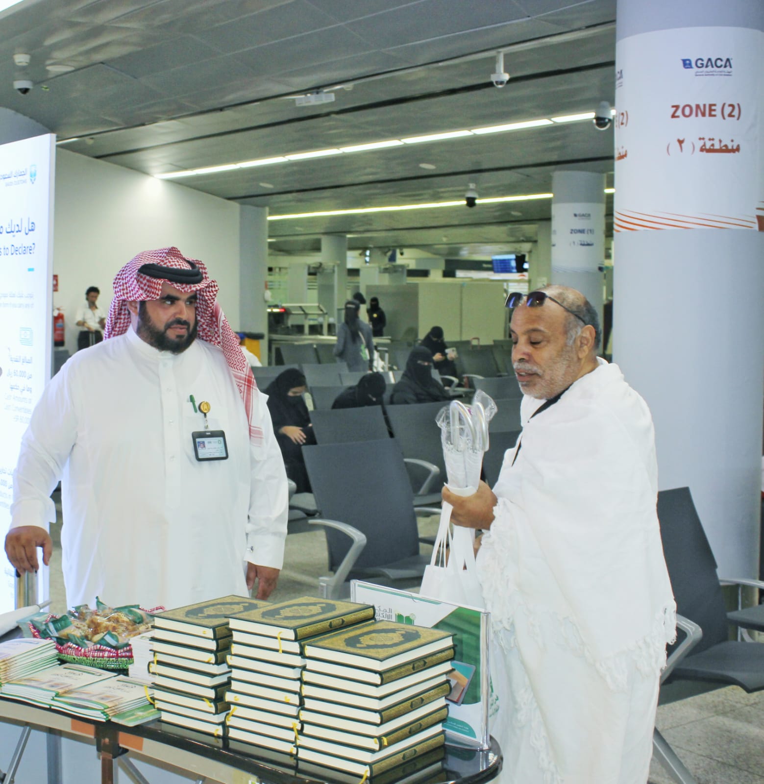 لقطات من مبادرة توزيع حقائب بمطار أبها (5).jfif