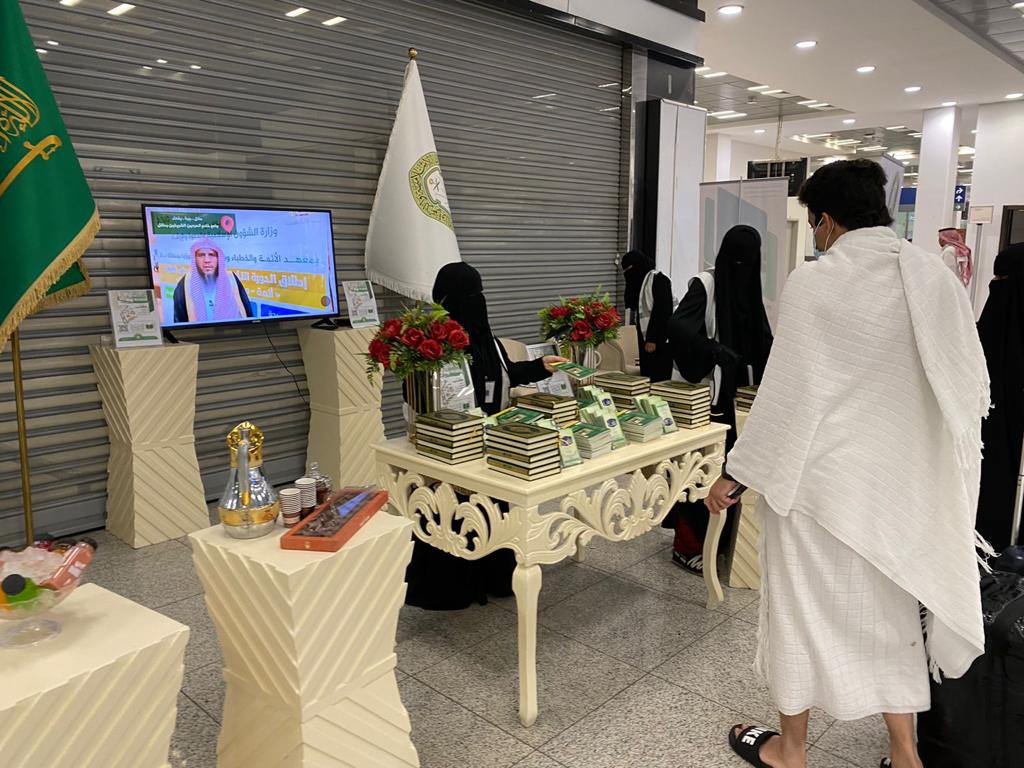 لقطات من توديع الحجاج بمطار حائل (4).jpg