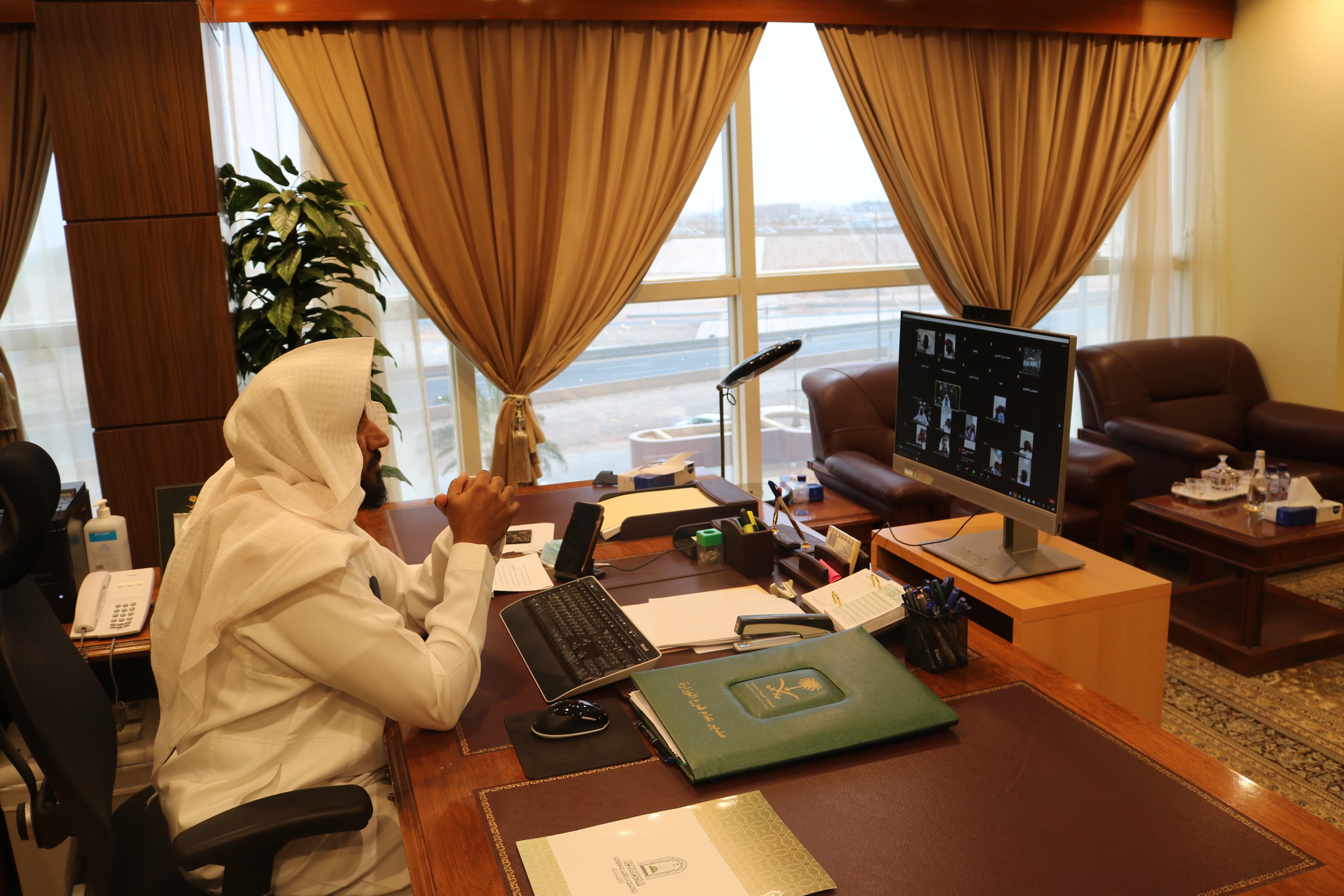مدير عام الشؤون الإسلامية بمنطقة حائل يعقد اجتماع بمدراء إدارات المساجد ومراقبي ومراقبات بالمنطقة (2).jpg