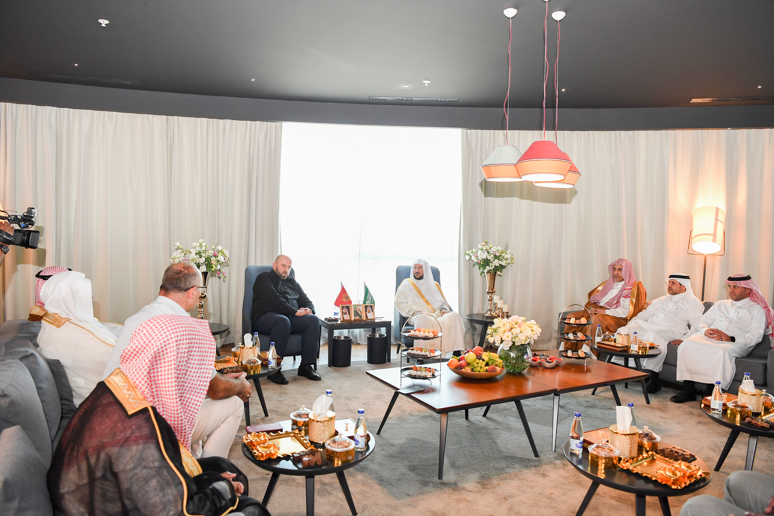 لقطات من لقاء معالي الوزير لرئيس المشيخة في الجبل الأسود.png